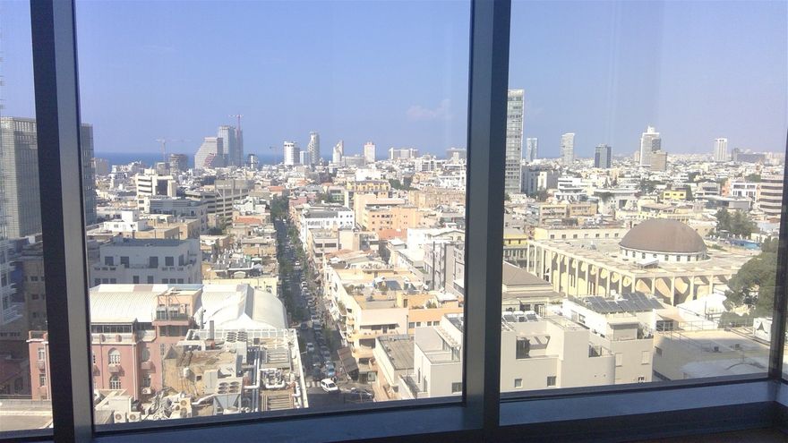 Blick auf Tel Aviv aus dem Fenster vom Rothschild 22
